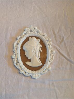 2/40$ Vintage White Cameo Wall Plaque with Brown Backing